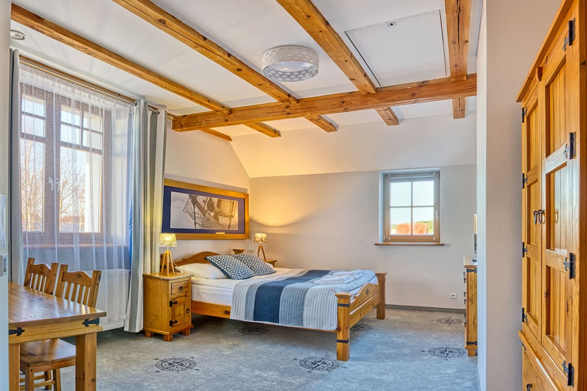 Deluxe Double Room | Laptop workspace, blackout drapes, bed sheets