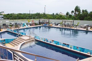 3 piscines extérieures