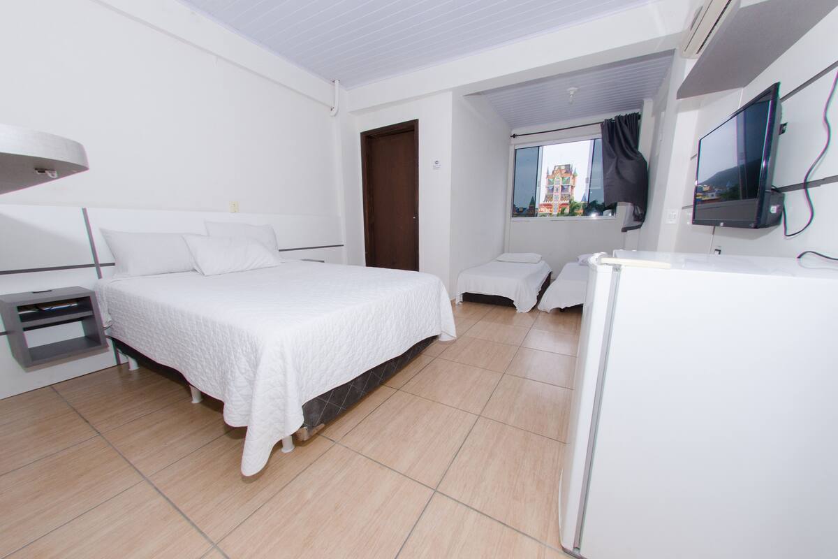 Een minibar, gratis wifi, beddengoed