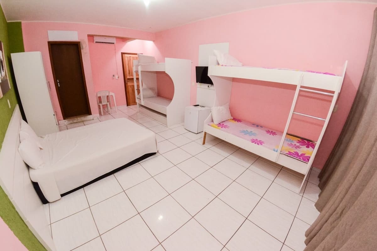 Vierpersoonskamer | Een minibar, gratis wifi, beddengoed