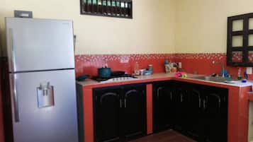 Peti sejuk, ketuhar gelombang mikro, dapur