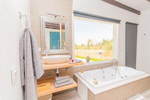 Bañera, secador de pelo y toallas