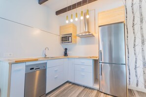 Frigorífico, microondas, horno y lavavajillas