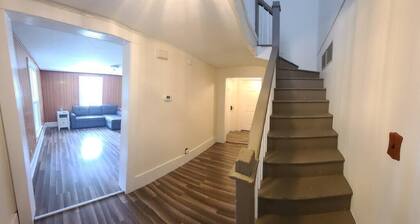 The Dragon's Den 5 bedroom house 1 mile to Main St