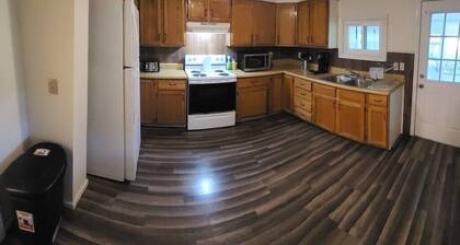 The Dragon's Den 5 bedroom house 1 mile to Main St