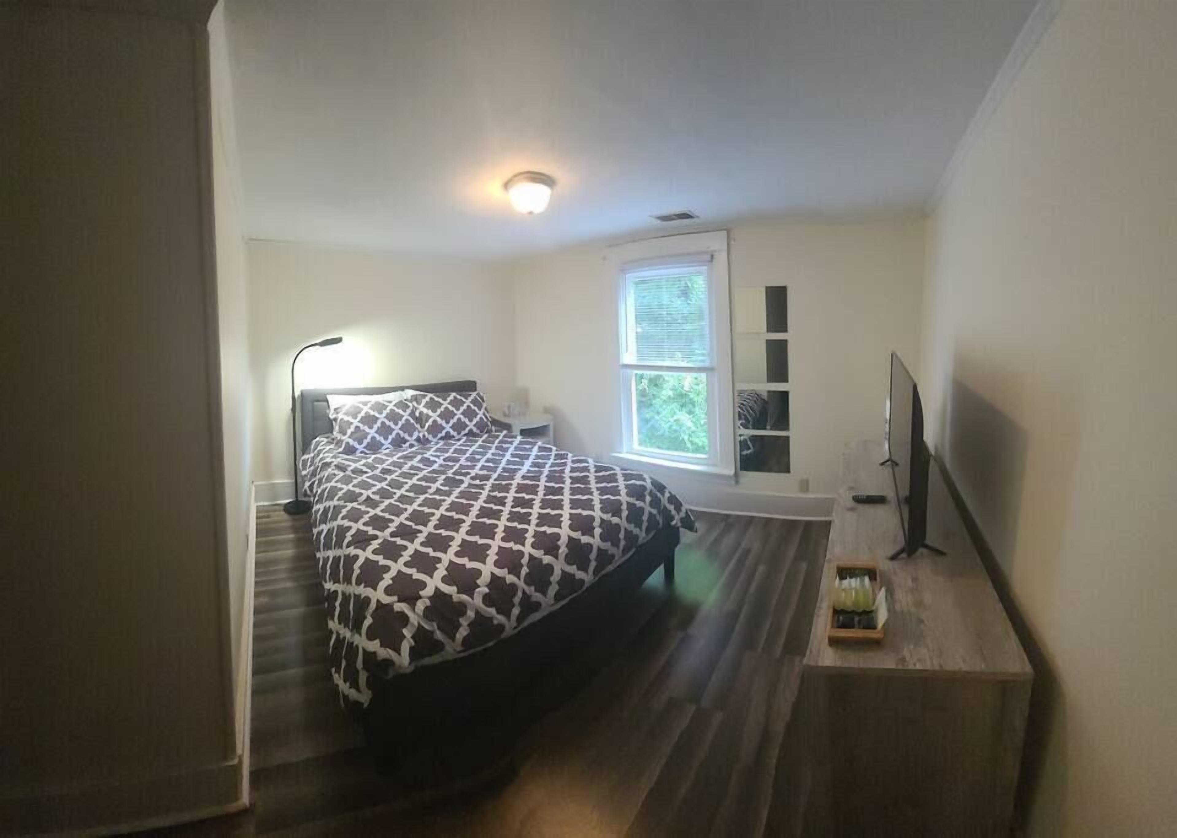 5 bedrooms, iron/ironing board, free WiFi, bed sheets