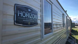 Ein Mobilheim namens 'HORIZON' mit einem Schild, das anzeigt, dass es 36 Mal 12 Mal 3 Betten bietet, exklusiv für Boume Leisure gebaut.