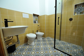 ห้องคอมฟอร์ททริปเปิล | ห้องน้ำ | ฝักบัว, ไดร์เป่าผม, ผ้าเช็ดตัว, กระดาษชำระ