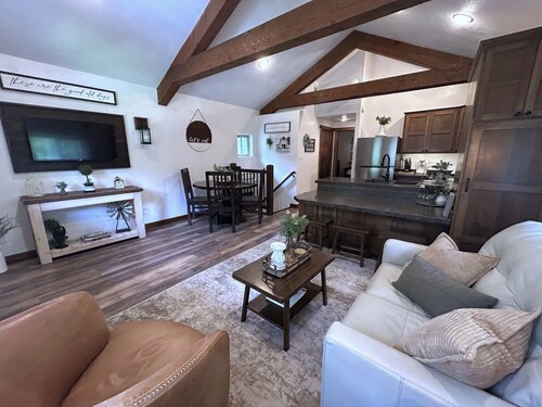 Get away from the stress and strain of life at this romantic mountain cabin.