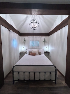 2 bedrooms, iron/ironing board, travel cot, free WiFi - Get away from the stress and strain of life at this romantic mountain cabin. (Ronan)