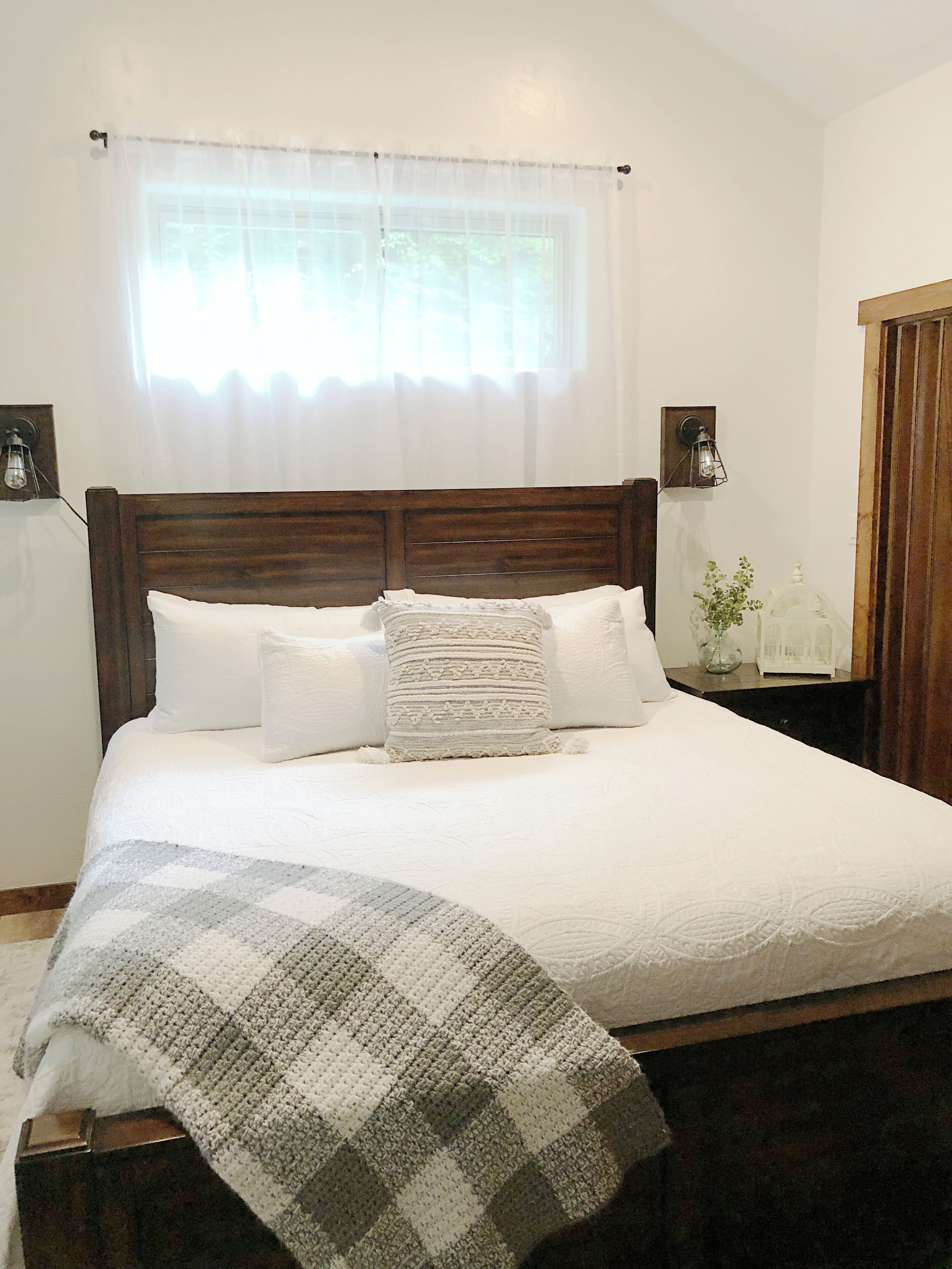 2 quartos, ferros/tábuas de passar roupa, berço de viagem