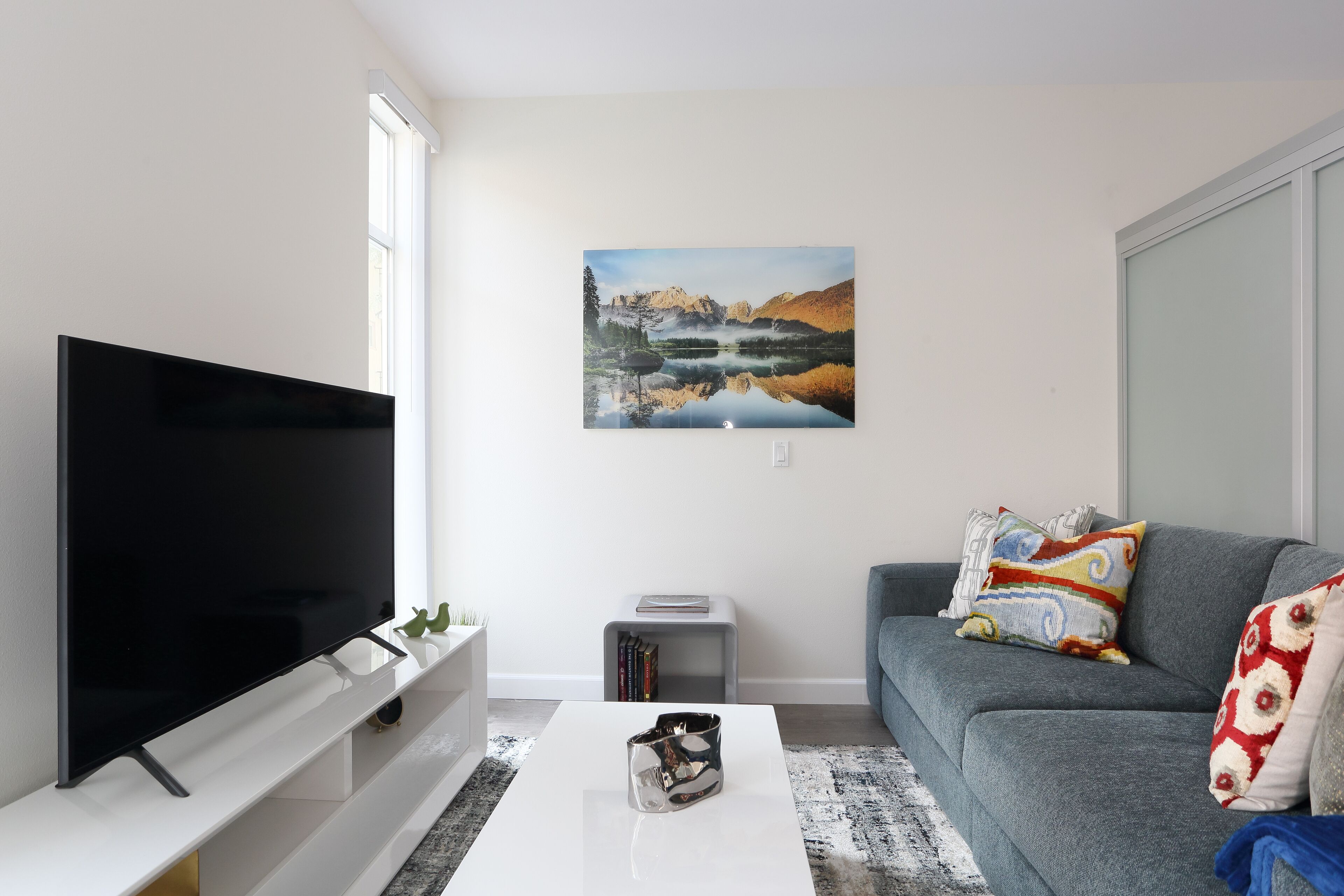 Comfy, Clean & Modern Pasadena Apartment