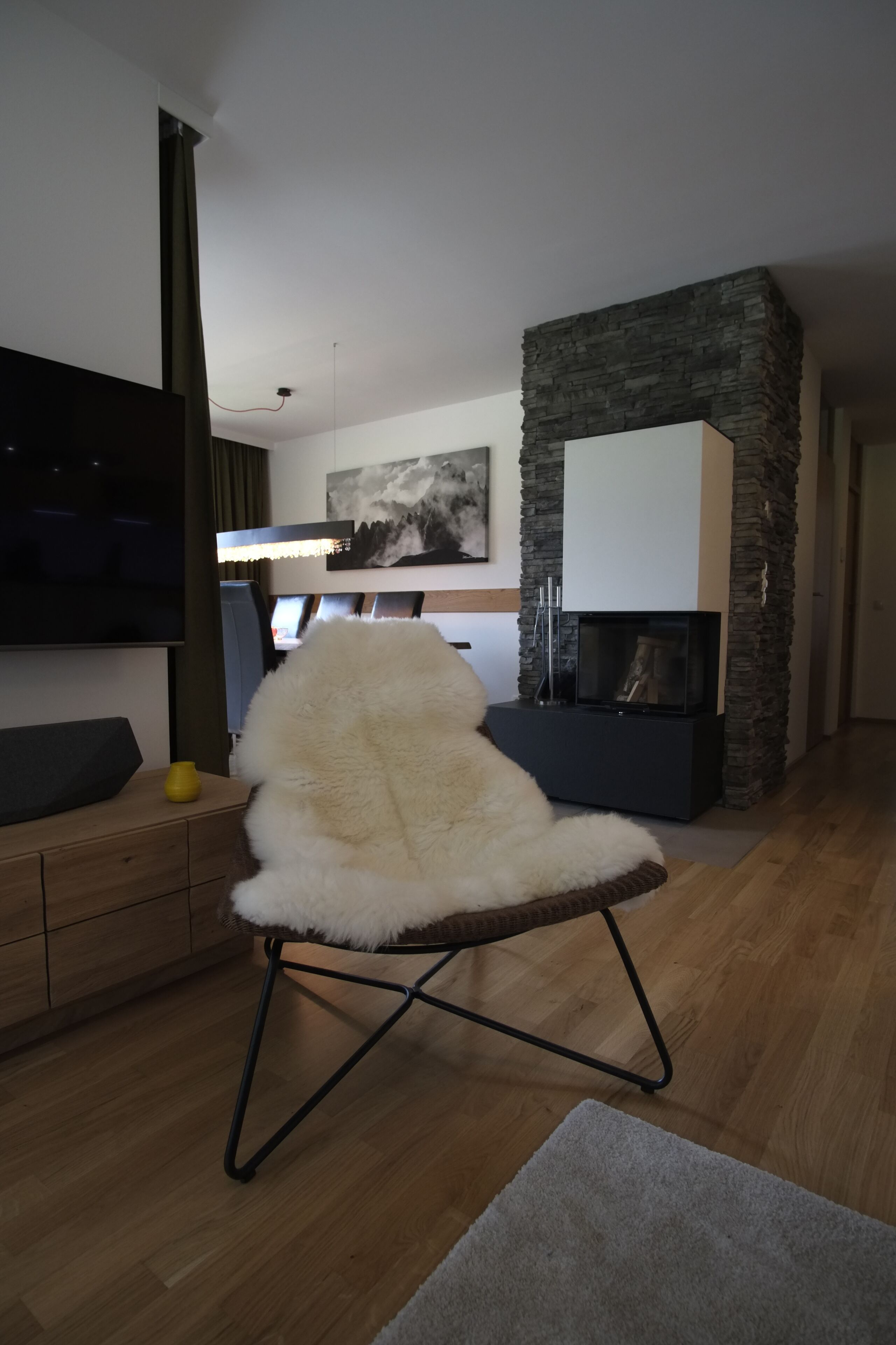 Blick von der Sitzgruppe zu Kamin und Esszimmer