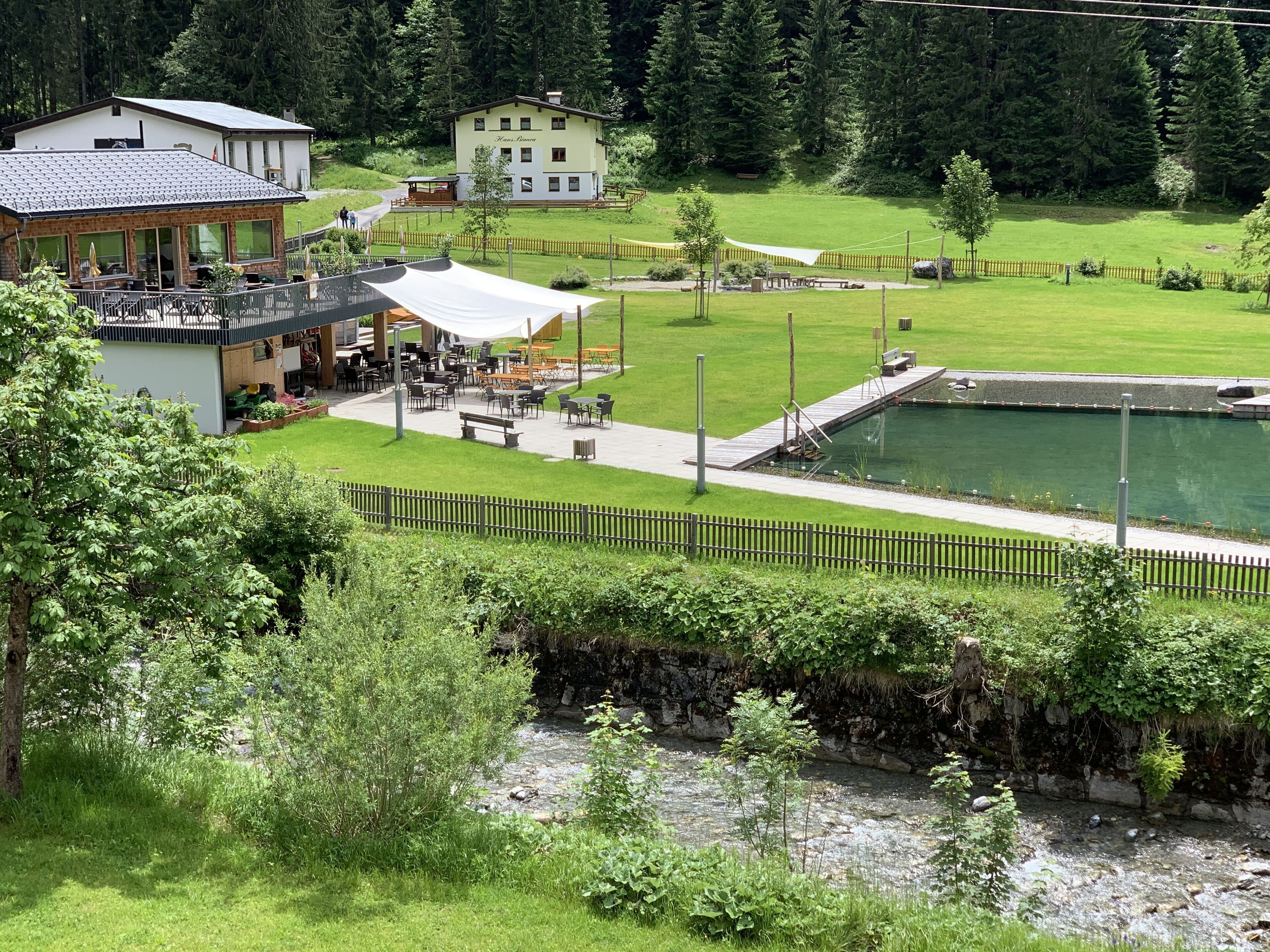 Blick vom Balkon zum Biofreibad mit Restaurant Wasserkraft
