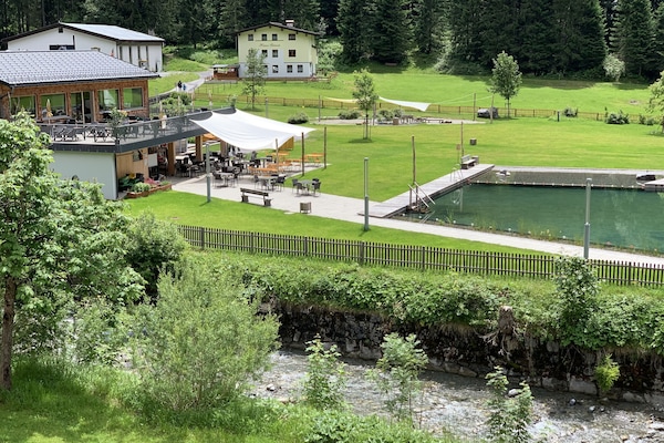 Blick vom Balkon zum Biofreibad mit Restaurant Wasserkraft