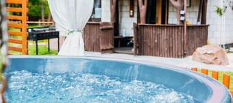 Domek z jacuzzi w środku lasu, brak sąsiadów, 2 km od zwartej zabudowy.