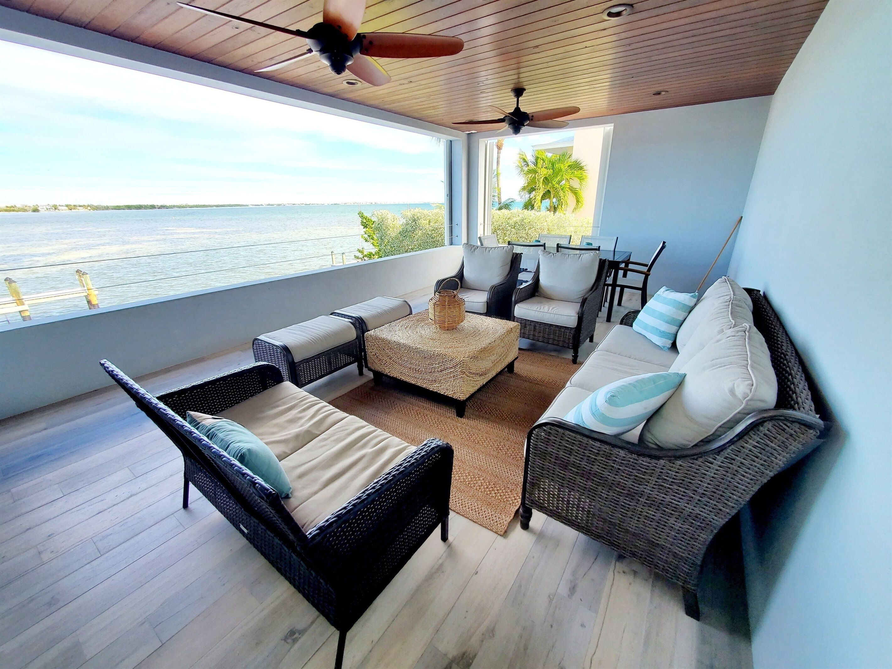 Télévision, baby-foot, table de tennis de table