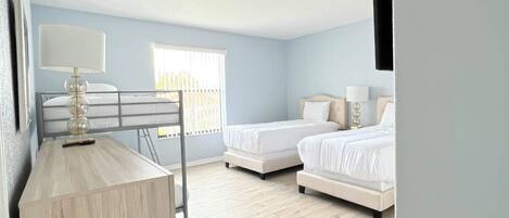 4 slaapkamers, een strijkplank/strijkijzer, reisbedje, wifi