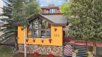 Un bâtiment jaune portant le numéro 555, une enseigne indiquant « Lifthouse », et des jardinières aux fenêtres.