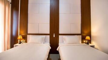 Deluxe Twin Room, Sea View | Minibar, desk, soundproofing, free WiFi