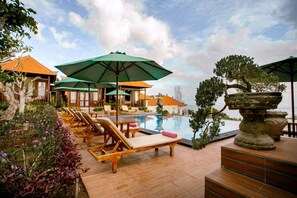 Außenpool, Liegestühle