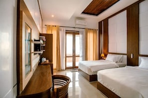 Deluxe Twin Room, Sea View | Minibar, desk, soundproofing, free WiFi