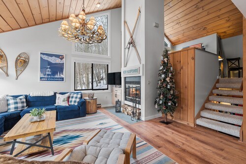 Beautifully Updated 3bd + Loft / 2ba with Mountain Views /  Sleeps 8