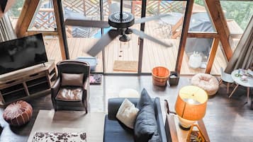 TV connectée, cheminée, jeux vidéo, lecteur de DVD