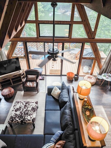 Gorgeous Lakefront Getaway - Innsbrook Chalet with Outdoor Spa!