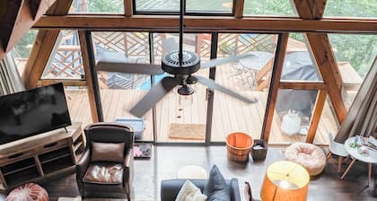 Gorgeous Lakefront Getaway - Innsbrook Chalet with Outdoor Spa!