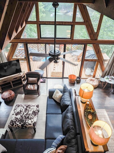 Gorgeous Lakefront Getaway - Innsbrook Chalet with Outdoor Spa!