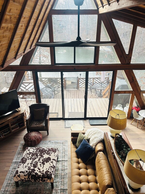 Smart TV, fireplace, video games, DVD player - Gorgeous Lakefront Getaway - Innsbrook Chalet with Outdoor Spa! (Innsbrook)