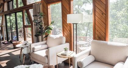 Gorgeous Lakefront Getaway - Innsbrook Chalet with Outdoor Spa!