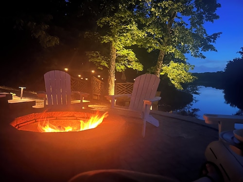 Gorgeous Lakefront Getaway - Innsbrook Chalet with Outdoor Spa!