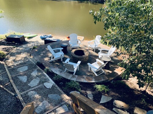 Gorgeous Lakefront Getaway - Innsbrook Chalet with Outdoor Spa!