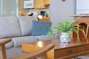 Smart TV - Condo w/ ocean view lanai & beach access (Honolulu)