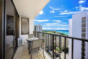 Outdoor dining - 35Fl Ocean View, Near Waikiki Beach, Free Parking (Honolulu)