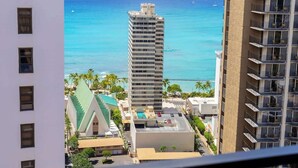 Un hôtel de grande hauteur offrant une vue sur l’océan, doté d’une piscine et d’un parking.
