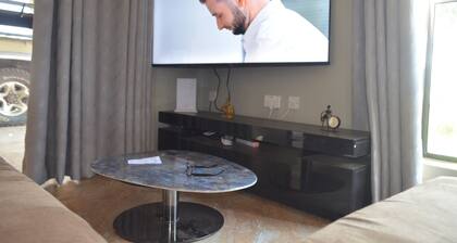 Homz Cottage - Mfuwe, Zambia on the gateway into the South Lunagwa National Park