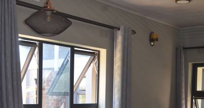 Homz Cottage - Mfuwe, Zambia on the gateway into the South Lunagwa National Park
