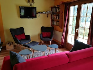 Una televisión, una chimenea, un reproductor de DVD