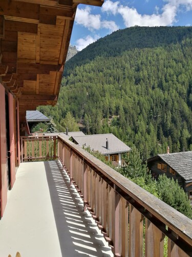 Extérieur : Chalet pour 6 personnes à proximité du funiculaire de St-Luc,  terrasse avec mobilier de