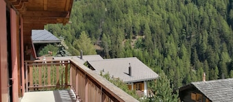 Outside: Chalet for 6 people near the St-Luc funicular, terrace with garden furniture and barbecue,