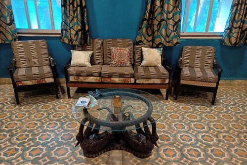 Beautiful colonial Rowhouse with 2000 sqft Pvt garden, Lonavala