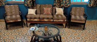 Beautiful colonial Rowhouse with 2000 sqft Pvt garden, Lonavala