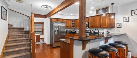 冰箱、微波炉、烤箱、炉灶