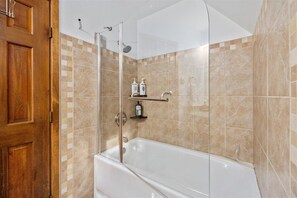 Bañera con ducha, bañera de hidromasaje, secador de pelo, toallas