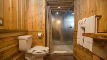 Toallas, jabón, shampoo, papel de baño