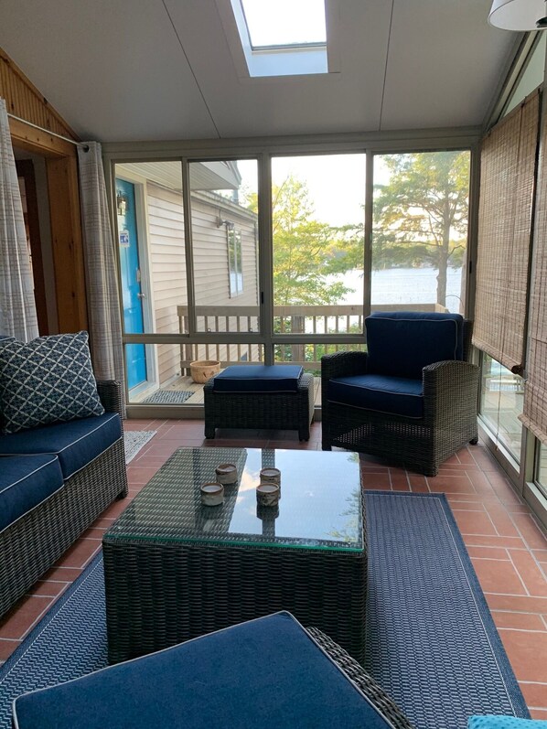 Smart TV, fireplace - Half Moon Lake, Barnstead, NH vacation house on water front with firepit (Barnstead)