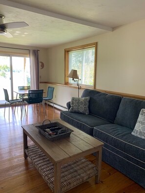 Una Smart TV, una chimenea